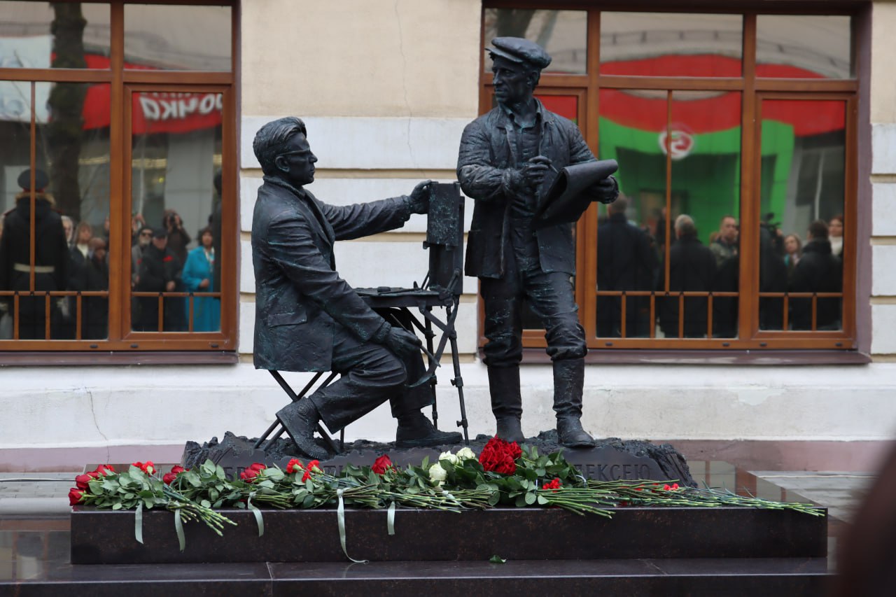 «Если мы своим искусством пробуждаем в людях добрые светлые чувства к своей Родине, к её людям, природе, выше награды нам не нужно» - выдающиеся художники Алексей Петрович и Сергей Петрович Ткачевы