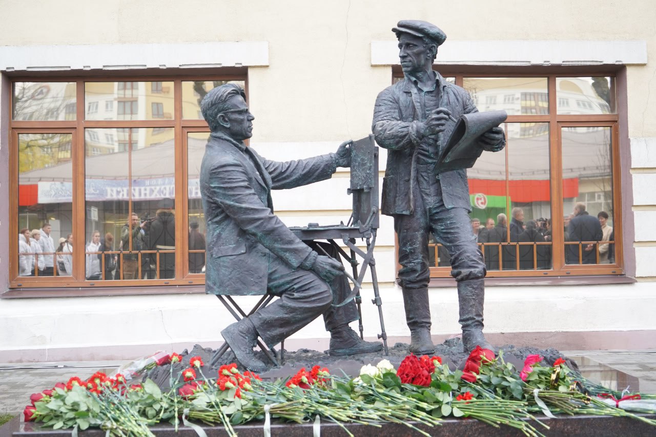 Александр Богомаз: Сегодня мы стали свидетелями исторического события — открытия памятника Народным художникам СССР, академикам Российской академии художеств, Почетным гражданам города Брянска и Брянской области Алексею...