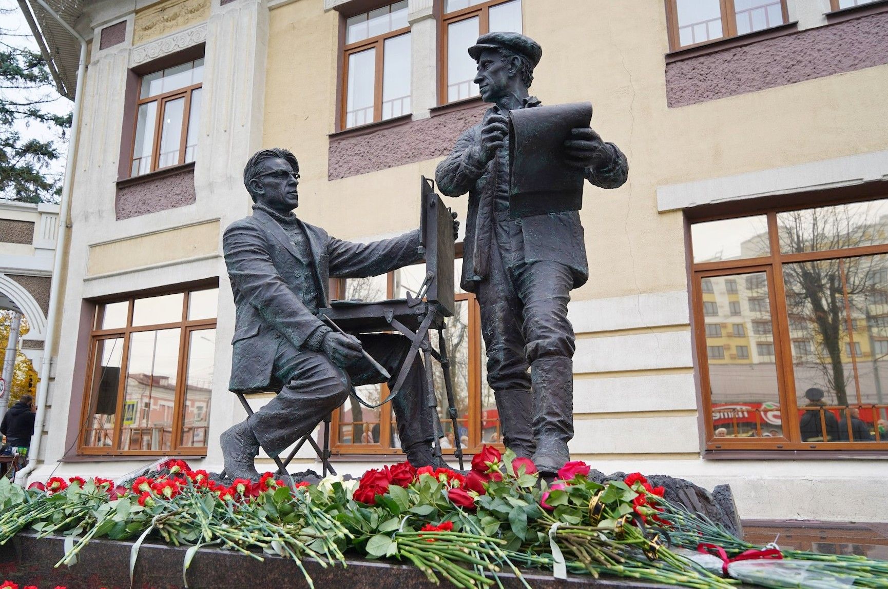 В Брянске открыт памятник художникам Алексею Петровичу и Сергею Петровичу Ткачёвым