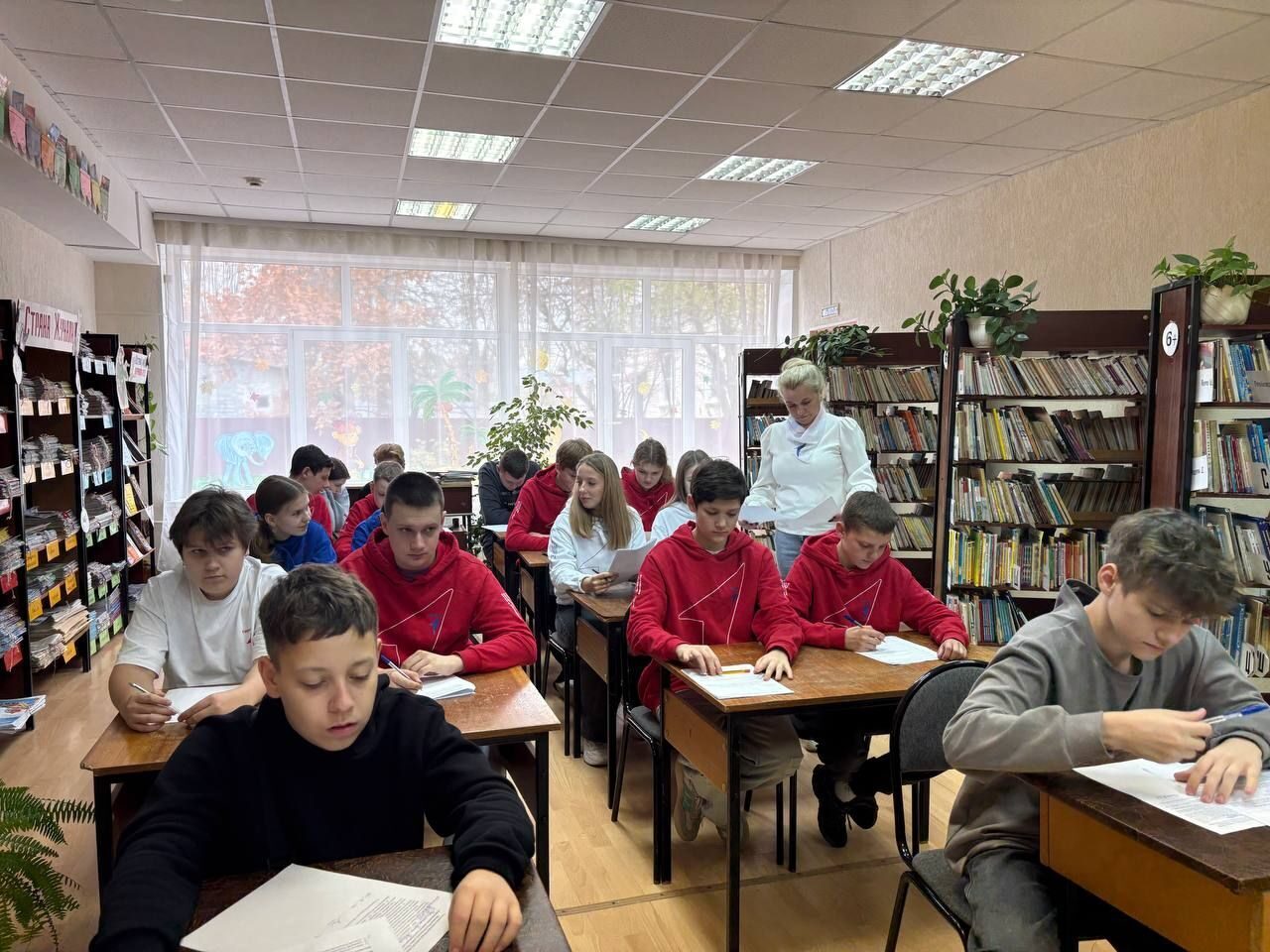 30 октября в Клинцовской детской библиотеке состоялся первый муниципальный этап ежегодной Всероссийской олимпиады «Символы России», которая в этом году посвящена 80-летию Победы в Великой Отечественной войне