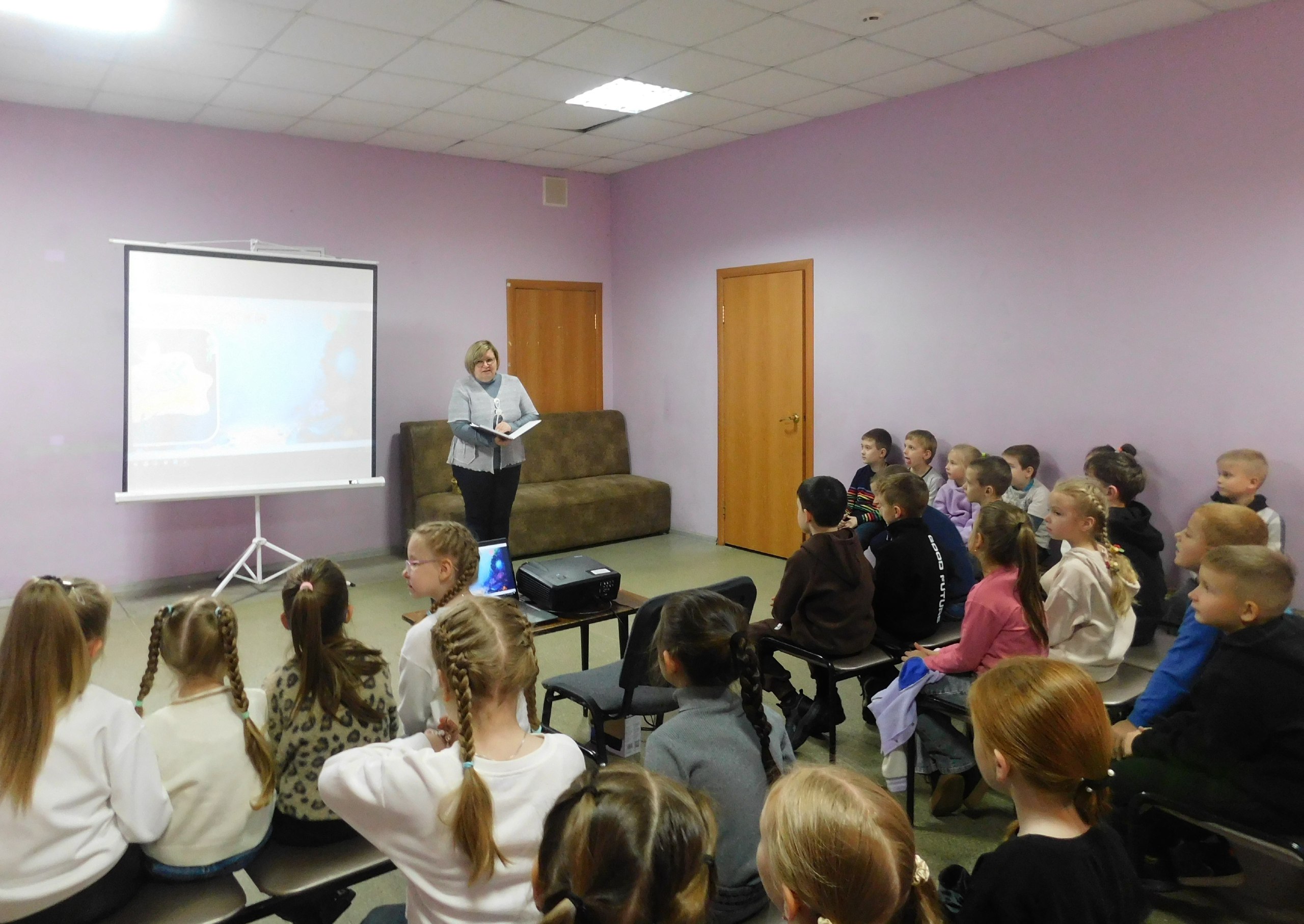 Библиотека семейного чтения на осенних каникулах для учащихся первых и вторых классов МБОУ СОШ №9 25 и 28 октября подготовили игру-викторину «За морями, за лесами ждут нас сказки с чудесами»