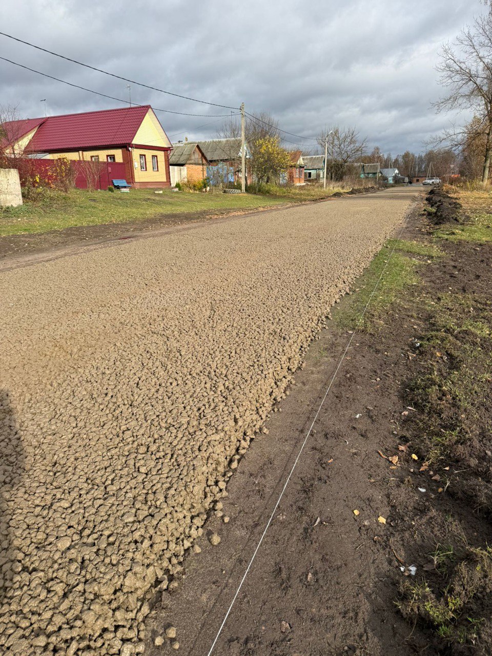 По федеральной программе «Развитие транспортной инфраструктуры на сельских территориях» в селе Киваи Клинцовского района Брянской области идет ремонт участка автомобильной дороги по улице Первомайская