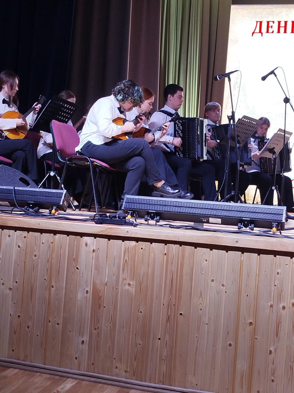 В Брянском областном колледже искусств состоялся торжественный концерт, посвященный Дню народного единства и проведенный по инициативе заведующего отделом духовно-нравственного воспитания молодежи Брянской епархии отца...