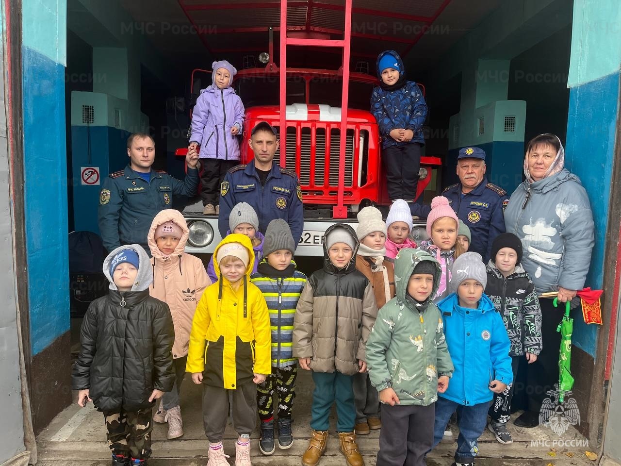 Пожарные провели экскурсию для севских дошколят