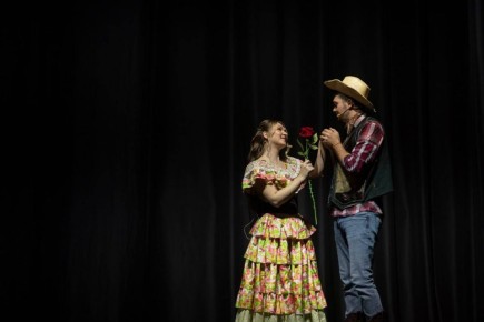 «Цветок душистых прерий». Вчера на сцене к/з «Дружба» состоялась музыкальная новелла Владимира Дубинина «Цветок душистых прерий» по мотивам произведений известного английского писателя Томаса Майн Рида Власть, деньги...