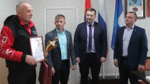 В Карачеве чествовали тренера по футболу Виктора Марченкова