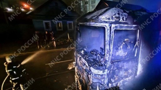 Ночью в Брянске загорелся грузовик