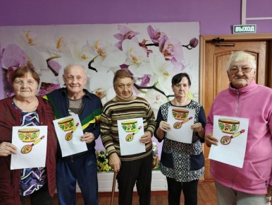 В Погарском доме-интернате для престарелых и инвалидов прошла тематическая программа «Золотая хохлома»