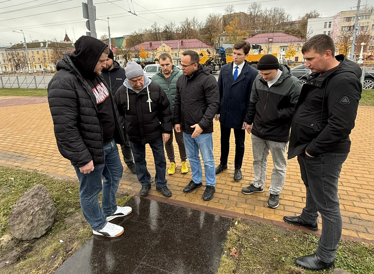 На Славянской площади установлен крест памяти воинов-защитников Отечества