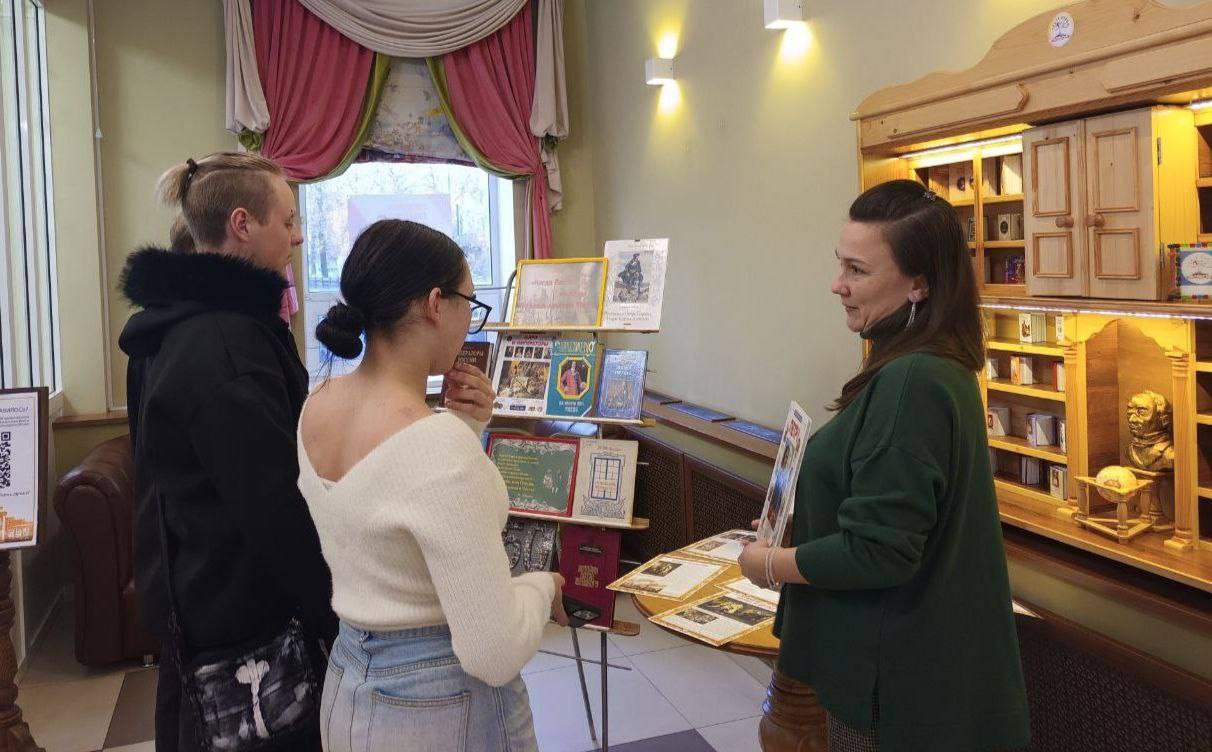 В Брянском областном театре кукол перед спектаклем «Пётр I - жизнь и деяния» Могилёвского областного театра кукол зрители погрузились в атмосферу бала