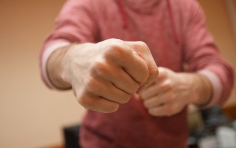 Брянец руками и ногами пытался выбить признание от женщины