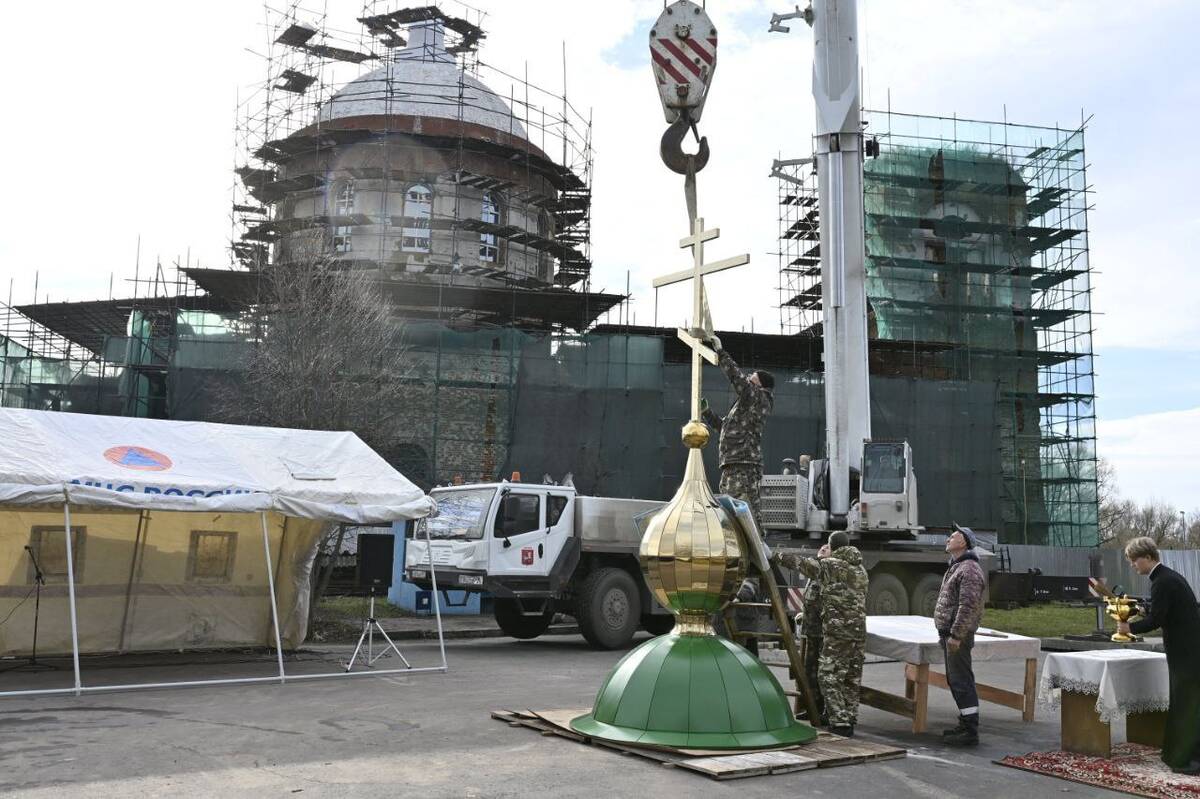 Богомаз: освящён купол и крест возрождаемого храма в Суземском районе