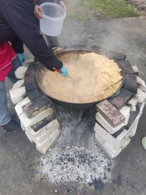 В Климовском районе военнослужащих угощают вкусным пловом
