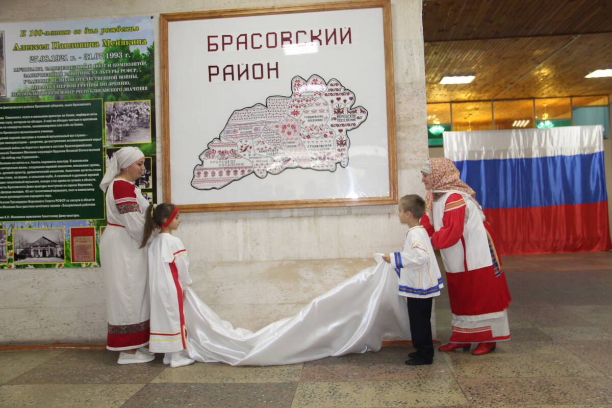 В Брасовском районе презентовали вышитую карту