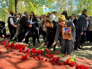 Брянская школьница Виктория Лебедева встретилась с Путиным на Красной площади