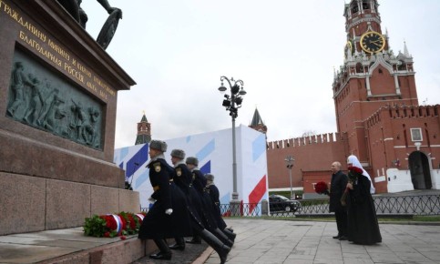Школьница из Брянской области Виктория Лебедева вместе с Президентом России Владимиром Путиным приняла участие в торжественных мероприятиях на Красной площади