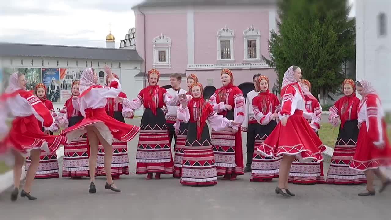 С Днём народного единства. Всероссийская акция ко Дню народного единства Студенты специальности "Хоровое народное пение" под управлением Заслуженного работника культуры РФ исполнили песню "Матушка Земля", хореография -...