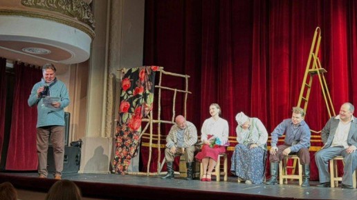 С брянскими зрителями пообщались артисты спектакля ТЮЗа «Любовь и голуби»