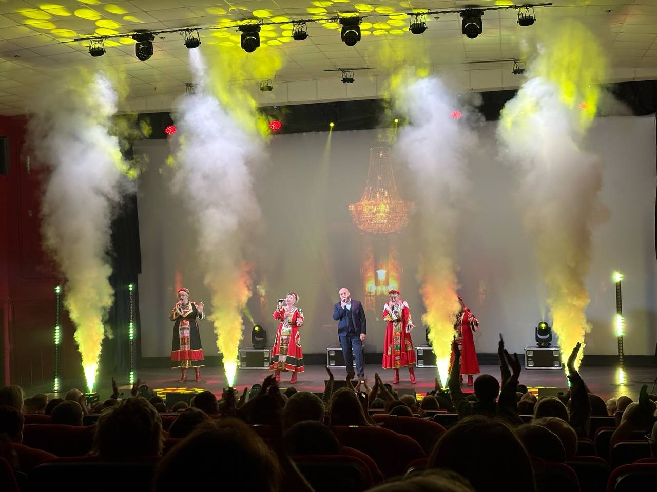 В последнюю пятницу октября гости Городского Дворца культуры и искусства наслаждались золотыми хитами шансона!