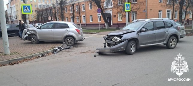 Брянские пожарные и спасатели ликвидировали последствия автоаварии в столице Брянщины
