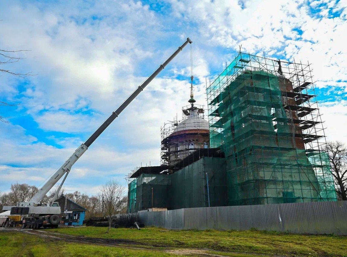 Состоялось освящение купола и креста храма Покрова Пресвятой Богородицы в Суземском районе