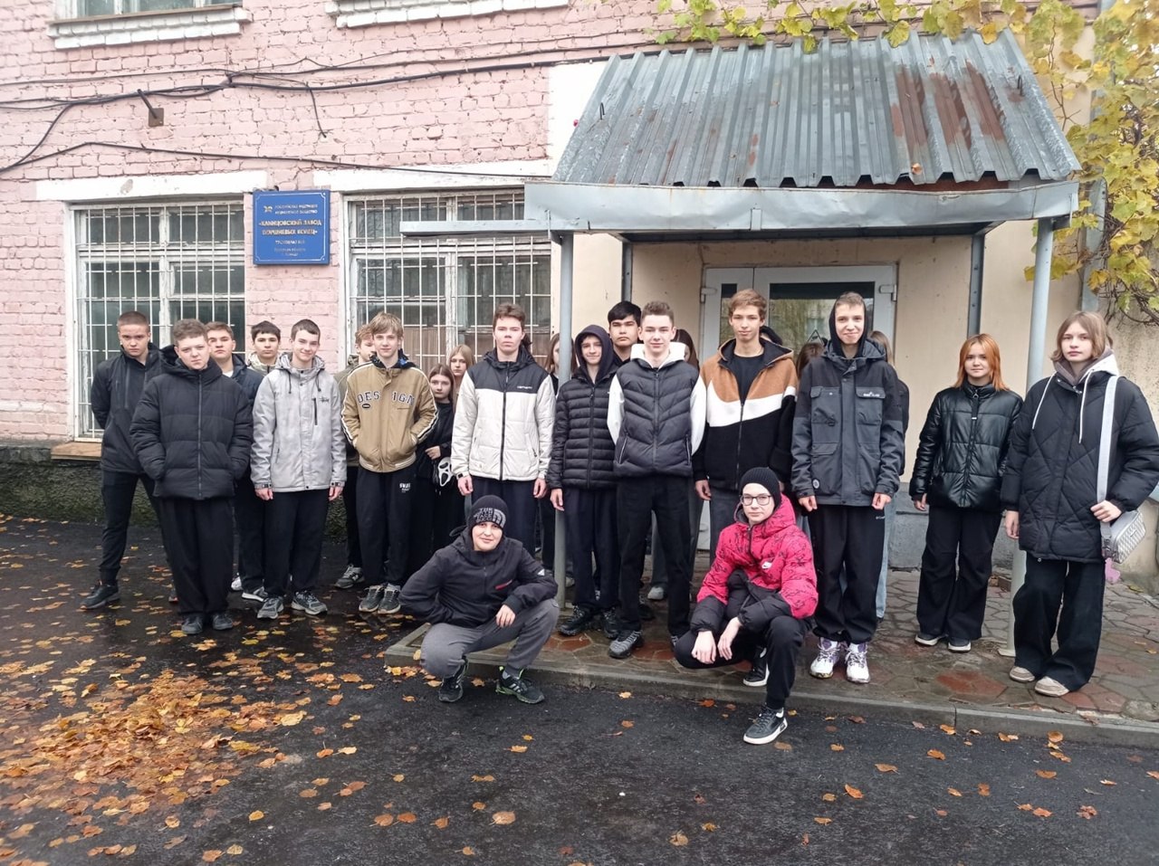 Ученики 8б и 9а классов МБОУ-СОШ4 вместе со своими классными руководителями в период осенних каникул продолжили углубляться в вопросы профориентации