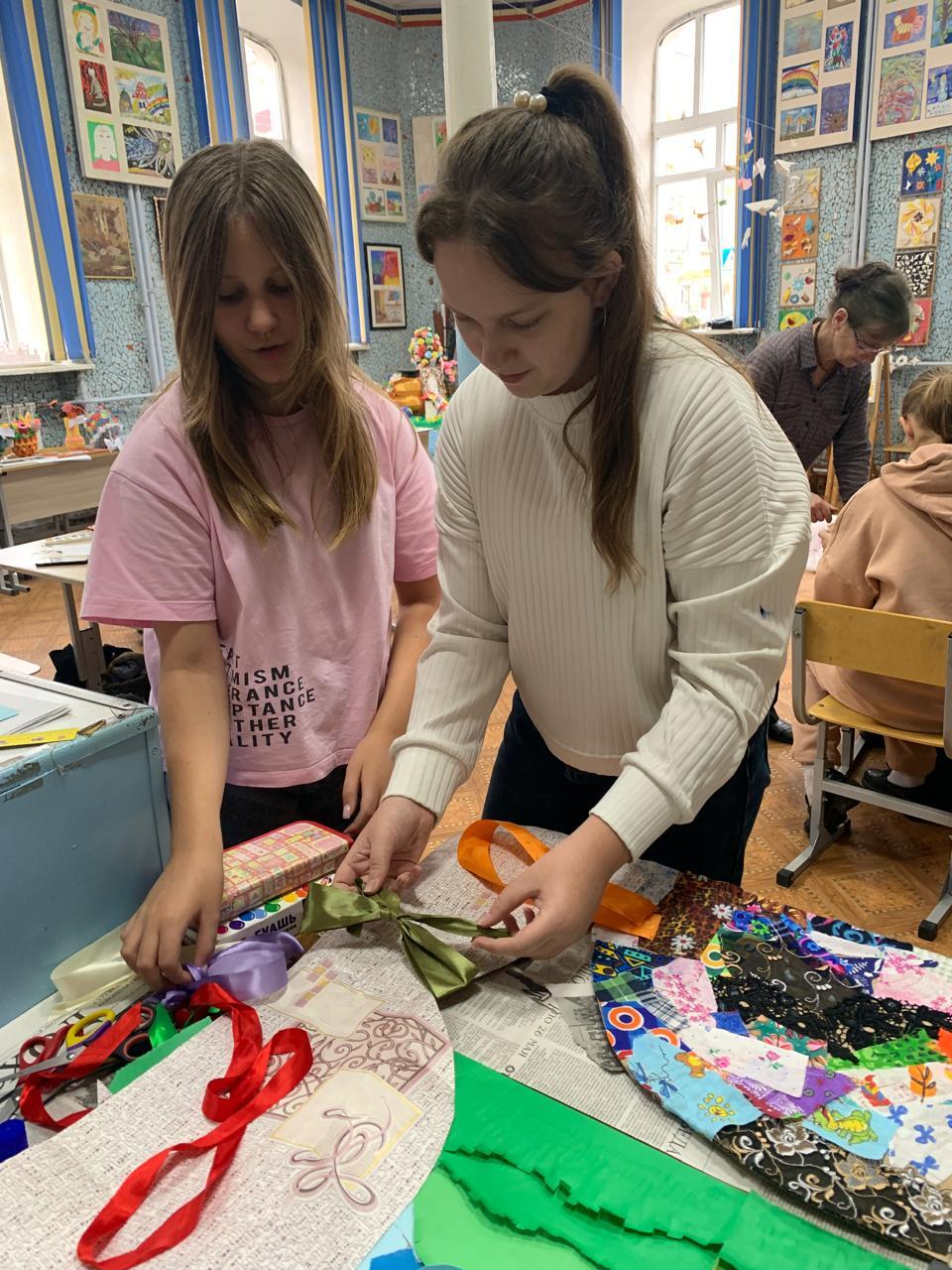 2 ноября ребята 6а класса учавствовали в освоении народного творчества, погружаясь в традиционные художественные промыслы и стили
