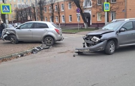 В Брянске не поделили дорогу водители двух иномарок