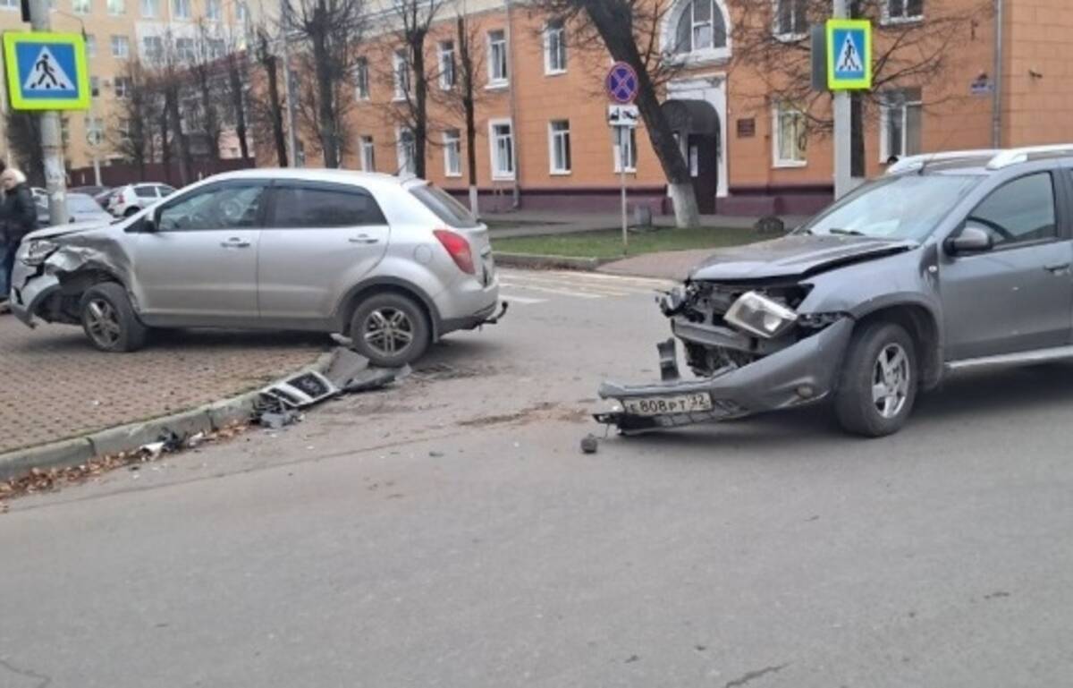 В Брянске не поделили дорогу водители двух иномарок
