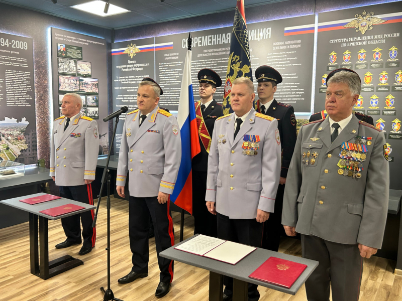В Брянске в преддверии профессионального праздника молодые сотрудники полиции приняли Присягу
