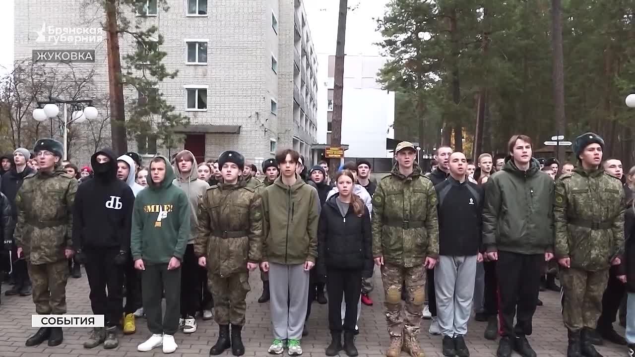 Построение, проверка личного состава, исполнение гимна — с этого начинается каждое утро участников слёта, наследников «Пересвета»