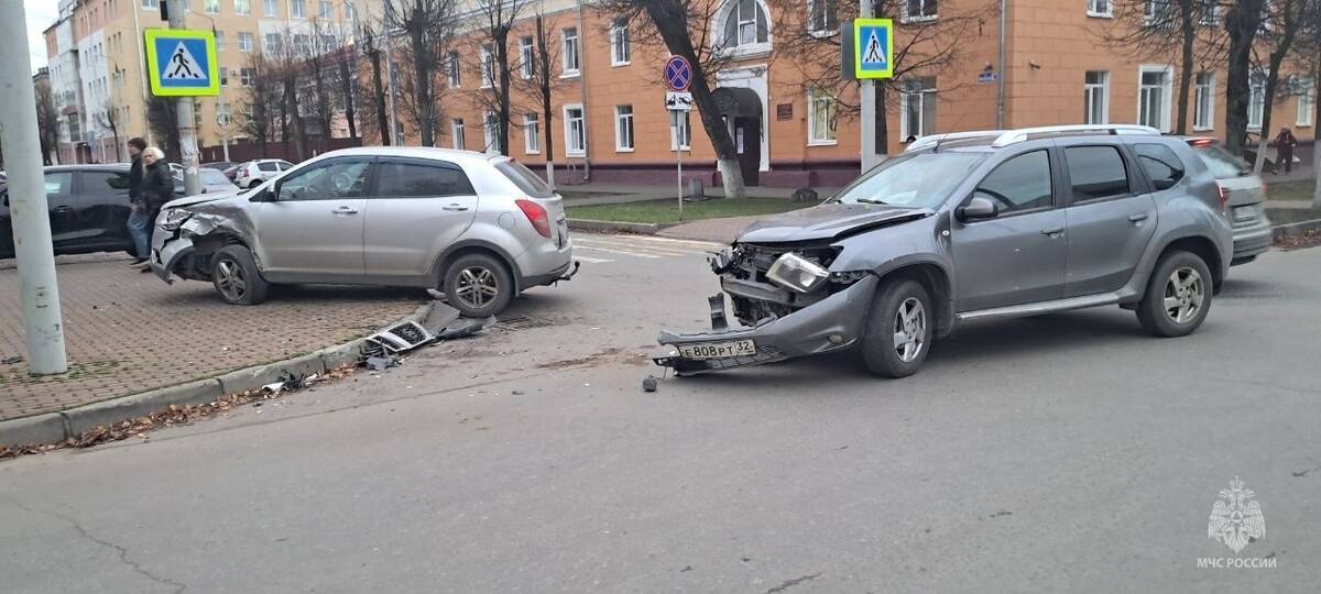 Спасатели устранили последствия ДТП в Брянске и пригороде