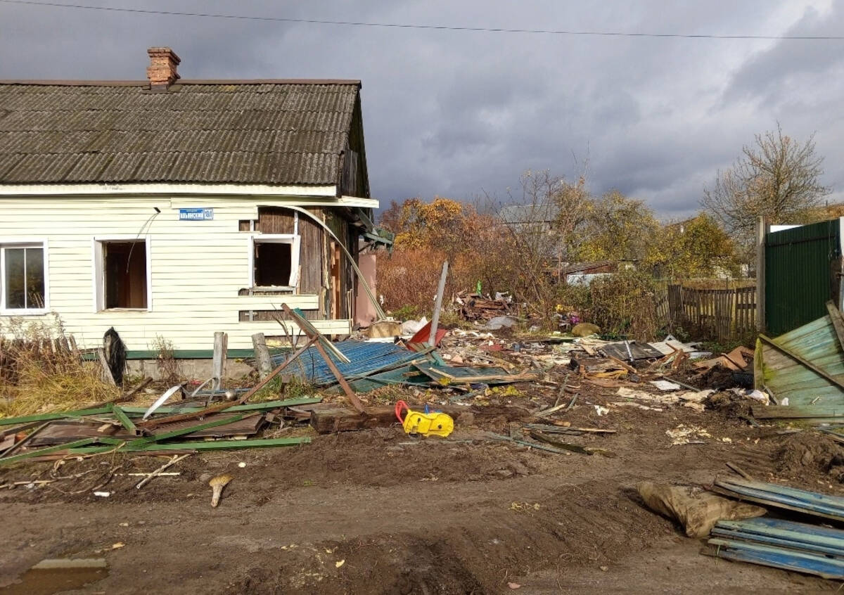 В Брянске снесли аварийный дом, где жили 15 цыган