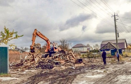 Табор уходит в небо: в Брянске снесли цыганский «резиновый» барак
