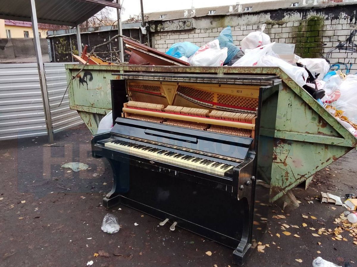 Нарочно не придумаешь: комитет ЖКХ Брянска устроил возле себя музыкально-помоечный артхаус