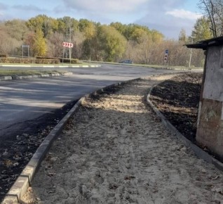 В Брянске на кольце по улице Литейной обустраивают новые тротуары