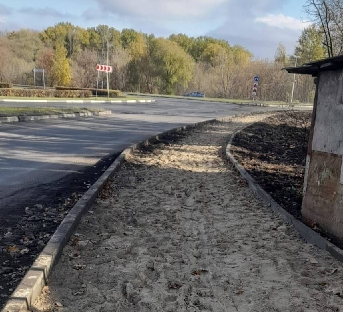 В Брянске на кольце по улице Литейной обустраивают новые тротуары