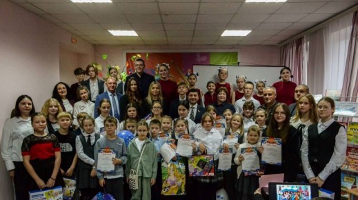 В актовом зале Детской школы искусств №6 состоялась торжественная церемония награждения победителей II открытого конкурса рисунка «Рисуем единую страну», посвященного Дню народного единства