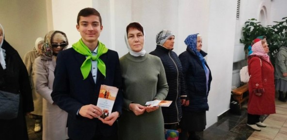 Волонтеры кафедрального Богоявленского собора поздравили прихожан с Днем Казанской иконы Божией Матери