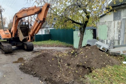 В Брянске снесли заброшенный дом, захваченный цыганами