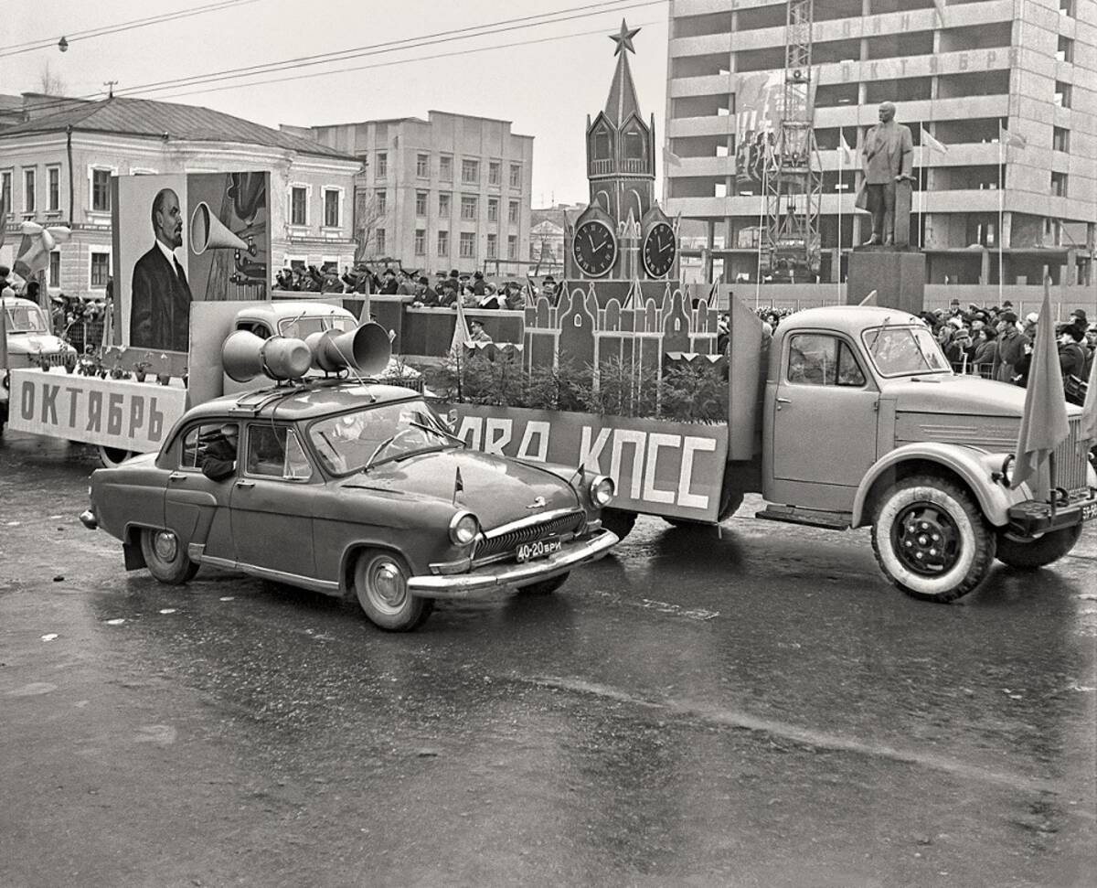 Брянцам показали фото демонстрации в честь Октябрьской революции