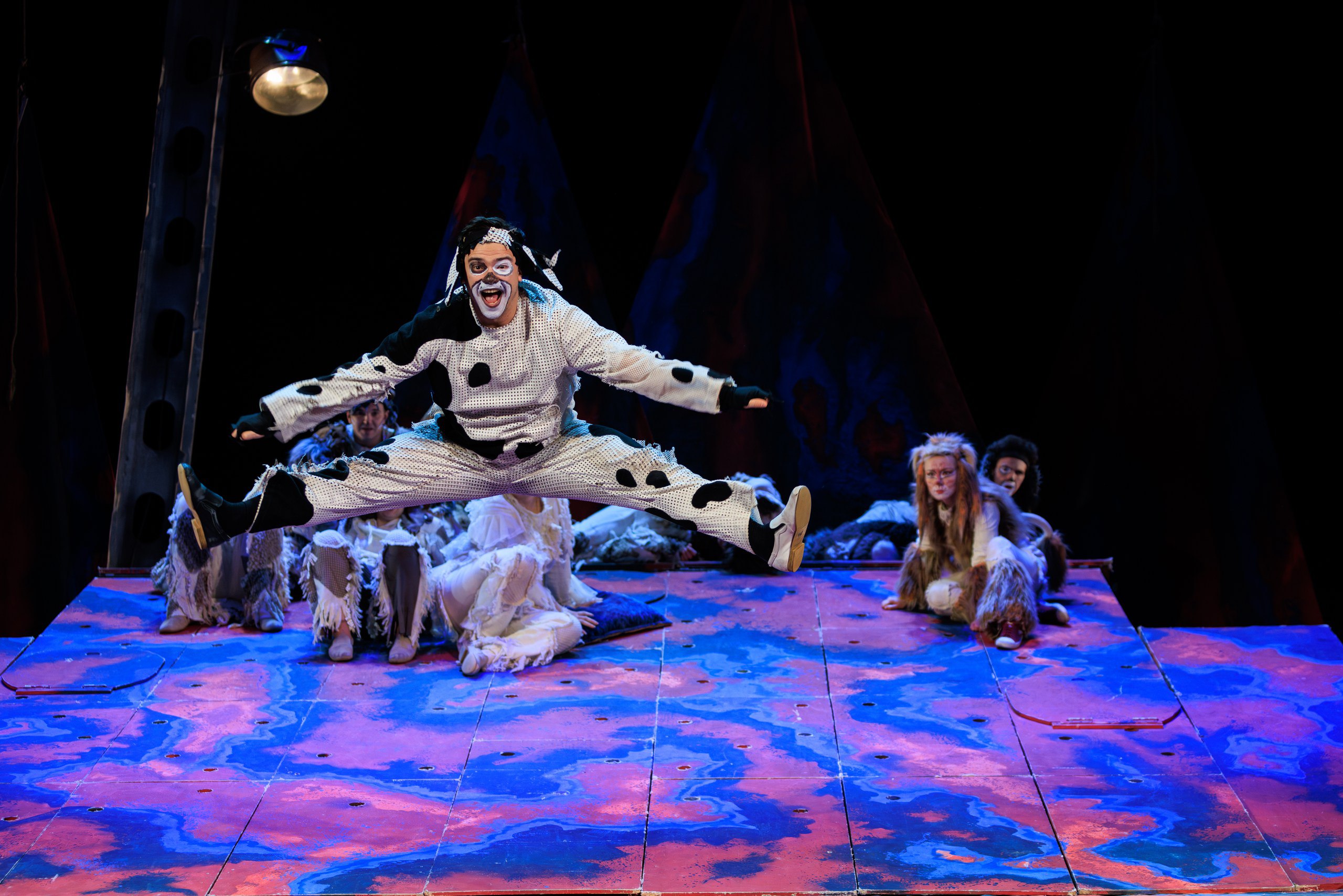 Завтра, 8 ноября, Брянский областной театр драмы имени А.К. Толстого приглашает юных зрителей и их родителей на веселый и трогательный спектакль "Отважный щенок Бенджамин"!