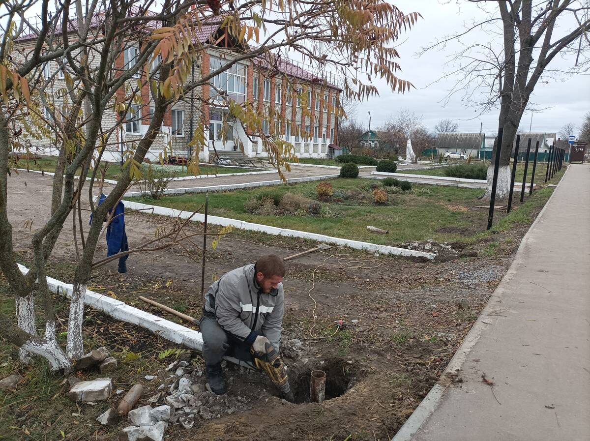 В Климово у здания Центра дополнительного образования появится новый забор