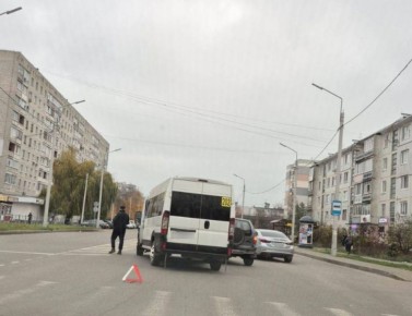 В Брянске маршрутка попала в ДТП на улице Камозина