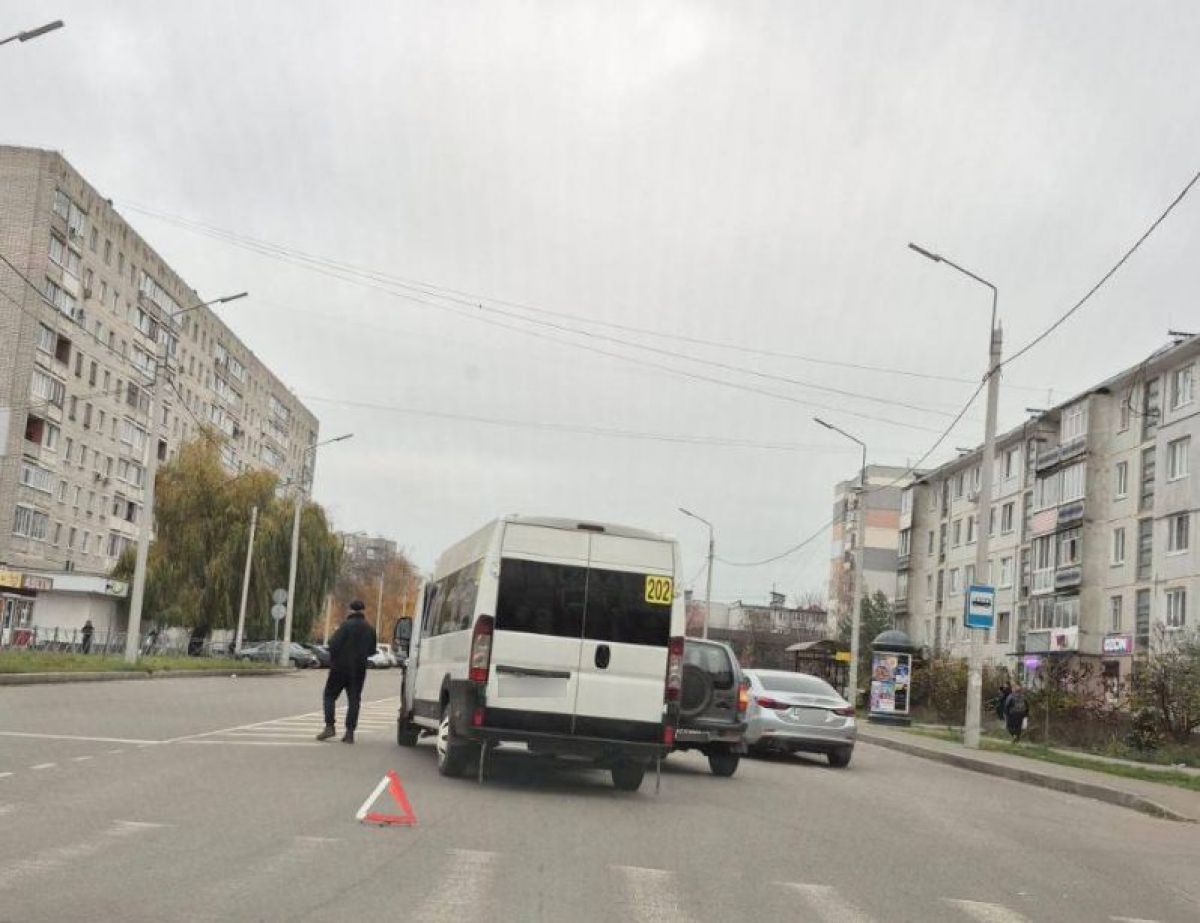 В Брянске маршрутка попала в ДТП на улице Камозина