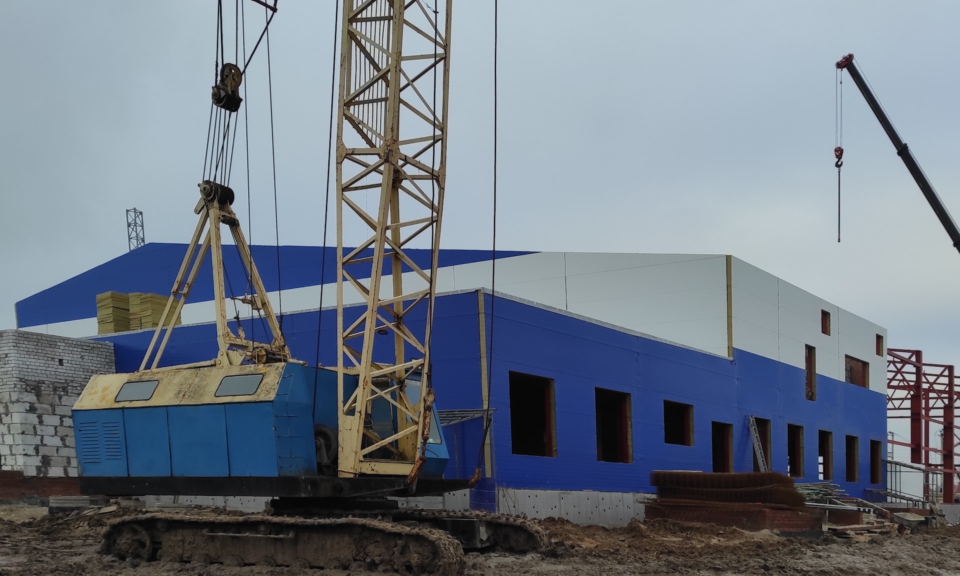 Для жителей Трубчевского района строится современный спорткомплекс