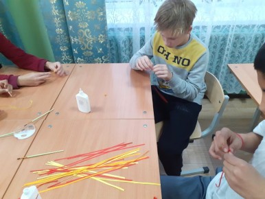 В отделении помощи семье, женщинам и детям со стационаром прошел мастер-класс по квиллингу «Осенний пейзаж»