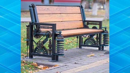 Уникальные скамейки появились в парке ДК железнодорожников в Брянске