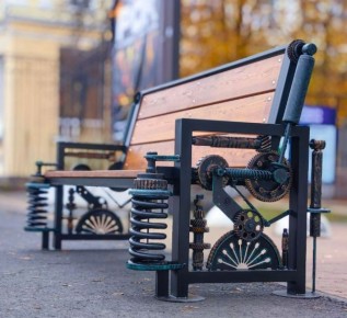 Локомотивная стимпанк-скамья появилась в брянском парке Железнодорожников