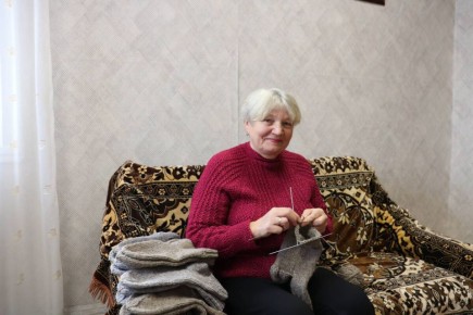 В Стародубском округе Татьяна Ермак вяжет тёплые носки для бойцов